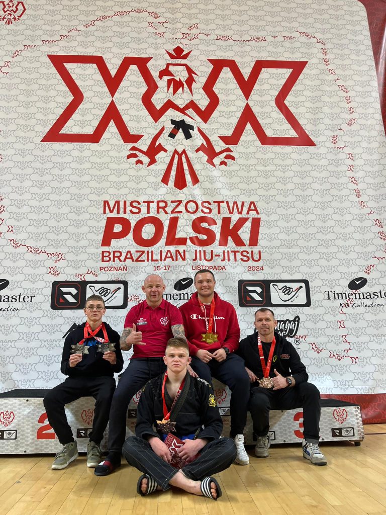 Zawodnicy z medalami Invictus BJJ Brzeg Dolny